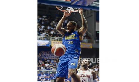 Pemain Satria Muda Elgin Cook melakukan slam dunk saat melawan Pelita Jaya pada Gim 1 Final IBL 2024 di Britama Arena Jakarta, Kamis (1/8/2024). Satria Muda berhasil mengalahkan Pelita Jaya dengan skor 84-71, sekaligus unggul 1-0. Reynaldo Garcia Zamora menjadi pencetak poin terbanyak SM dengan 25 poin. Gim kedua akan dihelat di markas Pelita Jaya di Indomilk Arena, Tangerang, pada Sabtu (3/8/2024).