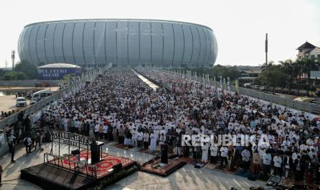 Foto aerial jamaah melaksanakan shalat Idul Fitri di Jakarta International Stadium (JIS)Jakarta. (Ilustrasi)