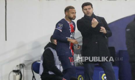 Pelatih kepala PSG Mauricio Pochettino, kanan, menginstruksikan Neymar PSG selama pertandingan sepak bola Trofi Champions antara Paris Saint-Germain dan Olympique Marseille di stadion Bollaert di Lens, Prancis utara, Rabu, 13 Januari 2021. 