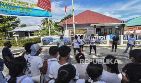 Vokalis Slank  Akhadi Wira Satriaji atau Kaka (kedua kiri) bersama Gitaris Slank Mohammad Ridwan Hafiedz atau Ridho (keempat kiri) memberikan sosialisasi pencegahan penyebaran virus COVID-19 di Desa Ameth, Nusa Laut, Maluku, Rabu (11/11/2020). Kegiatan tersebut  dilakukan oleh EcoNusa Foundation dalam rangka mencegah penyebaran virus COVID-19 di pulau terpencil yang dilakukan di beberapa pulau antara lain pulau Haruku, Banda dan Nuruwe. 