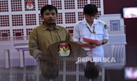 Anggota Komisioner KPU Idham Holik (kiri) dan August Mellaz (kanan) menyampaikan perkembangan jumlah partai politik (Parpol) pendaftar sebagai calon peserta Pemilu 2024 di Kantor KPU, Jakarta.