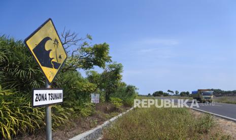 Kawasan zona tsunami di Jalur Lintas Selatan (JLS) Puger, Jember, Jawa Timur. Pemodelan Tsunami Merah Putih akan dikembangkan oleh BMKG-BRIN.