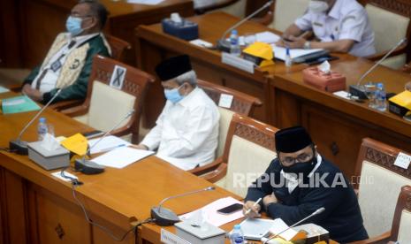 Menteri Agama Yaqut Cholil Qoumas saat mengikuti rapat kerja dengan Komisi VIII DPR di kompleks Parlemen, Senayan, Jakarta, Senin (15/3). Rapat tersebut membahas Persiapan Penyelenggaraan Ibadah Haji Tahun 1442 H/ 2021 M dan Vaksinasi Jamaah Haji Tahun 1442 H/ 2021 M.Prayogi/Republika.