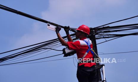 Petugas PT Telkom Indonesia (Persero) Tbk (Telkom) memasangkan label yang terpasang semrawut pada kegiatan rutin penataan kabel jaringan di sekitar STO Palmerah, Jakarta , Rabu (16/8/2023).  Kegiatan ini sekaligus mengedukasi masyarakat agar permasalahan kabel di jalanan tidak serta merta dikaitkan dengan pihak Telkom.