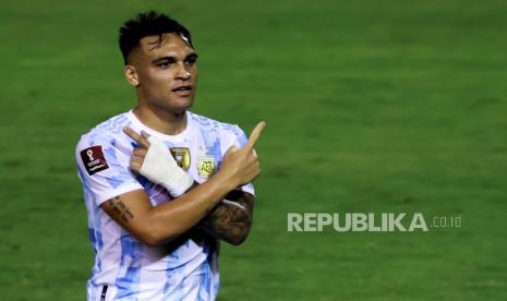  Lautaro Martinez dari Argentina merayakan setelah mencetak gol ke gawang Venezuela pada kualifikasi Conmebol untuk Piala Dunia Qatar 2022 antara Venezuela dan Argentina, di Caracas, Venezuela, 02 September 2021.