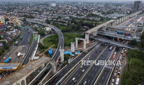 Foto udara lokasi pembangunan proyek Kereta Cepat Jakarta-Bandung (KCJB) di Cikunir, Bekasi, Jawa Barat, Selasa (2/11/2021). Proyek pembangunan kereta cepat Jakarta-Bandung mendapatkan persetujuan dari pemerintah terkait Penyertaan Modal Negara (PMN) sebesar Rp3,4 triliun dan komitmen pendanaan dari China Development Bank (CBD) diperkirakan mencapai 4,55 miliar dolar AS atau setara Rp64,9 triliun. 