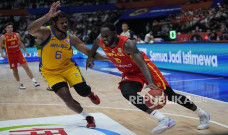 Pebasket Timnas Spanyol Usman Garuba (kanan) berusaha melewati hadangan pebasket Timnas Brasil Juan Nunez (kiri) pada penyisihan Grup G FIBA World Cup 2023 di Indonesia Arena, Gelora Bung Karno, Jakarta, Senin (28/8/2023). 