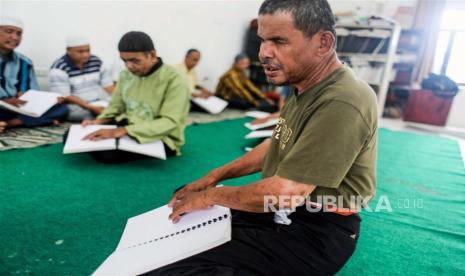 Para tunanetra membaca Alquran Braille saat bulan suci Ramadan di Perhimpunan Tunanetra Indonesia (PERTUNI) pusat Medan, Kamis (6/4/2023).