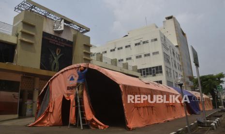 Seorang petugas membongkar tenda darurat yang dijadikan ruang triase di halaman RSUD Bekasi, Jawa Barat, Selasa (3/8/2021). Pemerintah setempat membongkar tenda darurat karena penurunan pasien positif COVID-19 dan penambahan ruang perawatan di Rumah Sakit Darurat (RSD) Stadion Patriot Chandrabhaga yang dapat menampung 217 pasien bergejala ringan. 