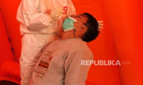 Tenaga medis melakukan pengambilan sampel saat rapid tes antigen kepada wartawan di Pos Kesehatan Posko Dukungan Satgas Covid-19 DIY, Yogyakarta, Rabu (6/1). Sejumlah wartawan yang bertugas di Kepatihan Pemprov DIY harus menjalani rapid tes antigen menyusul adanya pegawai Humas Pemprov DIY yang terpapar Covid-19.