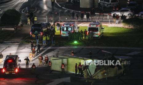 Sebuah helikopter yang membawa sandera yang dibebaskan oleh Hamas mendarat di Schneider Childrens Medical Center di Petah Tikva, Israel, Jumat (24/11/2023). 