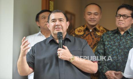 Pendeta Gilbert Lumoindong menyampaikan keterangan kepada wartawan usai melakukan pertemuan di kediaman Jusuf Kalla, Kebayoran Baru, Jakarta, Senin (15/4/2024). Dalam kesempatan tersebut Pendeta Gilbert meminta maaf kepada seluruh masyarakat Indonesia khususnya umat Islam atas kegaduhan yang terjadi akibat ceramahnya yang menyinggung soal salat dan zakat dalam Islam. Pendeta Gilbert menyebut video ceramahnya yang viral di media sosial dan menimbulkan kegaduhan ini telah dipotong-potong dan tidak memuat penjelasan yang lengkap. Ia pun menegaskan tak bermaksud untuk mengolok-olok umat Muslim melalui ceramahnya tersebut.