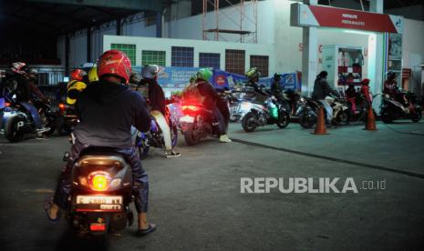 Sejumlah pemudik mengisi bensin di salah satu SPBU di Karawang, Jawa Barat, Selasa (18/4/2023). PT Pertamina (Persero) mencatat pertumbuhan konsumsi BBM jenis gasoline seperti Pertalite, Pertamax dan Pertamax Turbo selama periode arus mudik lebaran tahun 2023 ini naik 43 persen dari rerata normal.