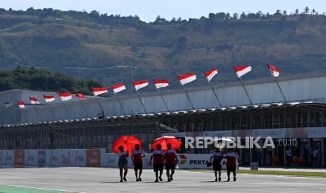 Beberapa pembalap dan kru mengikuti sesi pengenalan lintasan (track familiarisation) jelang balapan MotoGP Ilustrasi. Penerbangan drone secara ilegal di Sirkuit Mandalik akan ditindak  