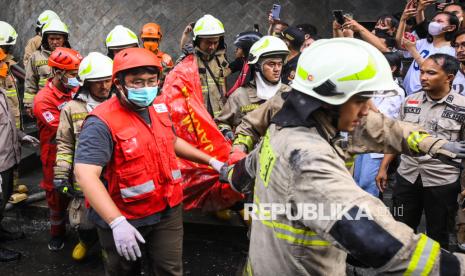 Sejumlah petugas mengevakuasi jenazah korban kebakaran Glodok Plaza, Jakarta, Kamis (16/1/2025). Tim gabungan telah mengevakuasi tiga jenazah korban dari total delapan laporan orang hilang dalam peristiwa kebakaran tersebut yang kemudian dibawa ke RS Polri Kramat Jati untuk diidentifikasi lebih lanjut. 