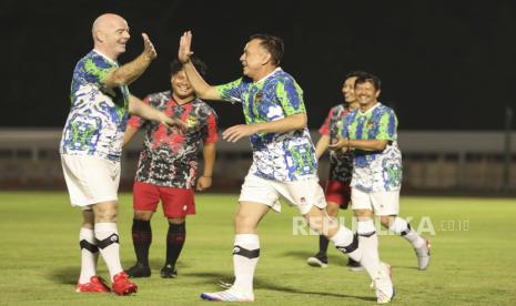 Foto selebaran yang disediakan oleh Persatuan Sepak Bola Indonesia (PSSI) menunjukkan Presiden FIFA Gianni Infantino (kiri) melakukan tos dengan Ketua Umum PSSI Mochamad Iriawan (tengah) dalam pertandingan fun football di Jakarta.