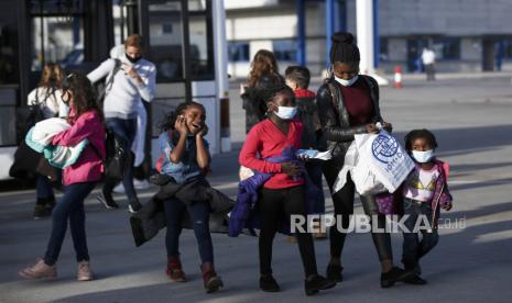 Masuki Yunani Ilegal, Pengungsi Suriah Dipenjara 52 Tahun. Pengungsi berjalan menuju pesawat untuk melakukan perjalanan ke Jerman, di Bandara Internasional Athena, Yunani, 16 Oktober 2020. Total 101 pengungsi, yang tinggal di kamp migran Moria di pulau Lesbos Yunani, yang hancur total dalam kebakaran pada bulan September , naik pesawat pada Jumat pagi 16 Oktober 2020 untuk melakukan perjalanan ke Grermany.