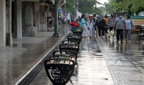 Wisatawan berjalan-jalan pada pekan pertama Malioboro tanpa pedagang kaki lima (PKL) di Malioboro, Yogyakarta, Ahad (6/7/2022). Dari pantauan di lapangan, wisatawan menjadi bebas menikmati jalur pedestrian Malioboro. Selain itu, lokasi PKL yang baru Teras Malioboro juga ramai dikunjungi oleh wisatawan. Meskipun kata PKL omzetnya belum sebanding dengan yang lama pada pekan pertama ini.