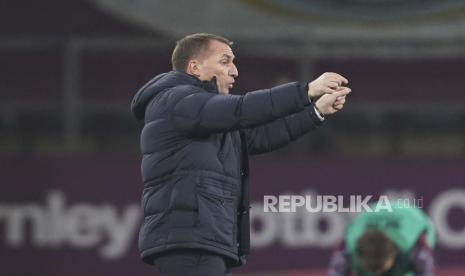 Manajer Leicester Brendan Rodgers memberikan instruksi selama pertandingan sepak bola Liga Premier Inggris antara Burnley dan Leicester City di stadion Turf Moor di Burnley, Inggris, Rabu, 3 Maret 2021. 