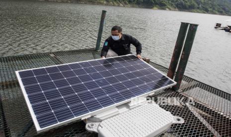   Petugas memeriksa panel surya terapung sebelum peresmian pembangunan pertama PLTS Terapung Cirata di Waduk Cirata, Kecamatan Cipeundeuy, Kabupaten Bandung Barat, Jawa Barat, Kamis (17/12). 