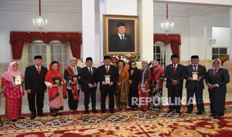 Mensesneg Pratikno (kelima kiri) berfoto bersama dengan keluarga lima pahlawan nasional usai acara penganugerahan di Istana Negara, Jakarta, Senin (7/11/2022). Presiden Joko Widodo menganugerahkan gelar pahlawan nasional kepada almarhum Dr. dr. H.R. Soeharto asal Jawa Tengah, almarhum K.G.P.A.A. Paku Alam VIII asal DIY, almarhum dr. Raden Rubini Natawisastra dari Kalimantan Barat, almarhum H. Salahuddin bin Talibuddin dari Maluku Utara serta almarhum K.H. Ahmad Sanusi dari Jawa Barat. 