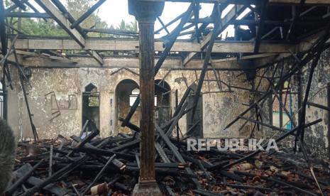 Kondisi masjid di Desa Lembang, Kecamatan Leles, Kabupaten Garut, pascakebakaran, Senin (23/1/2023). Diduga masjid itu sengaja dibakar oleh ODGJ (Orang dengan Gangguan Jiwa). Masjid di Garut Hangus Dibakar, Pelaku Diduga ODGJ