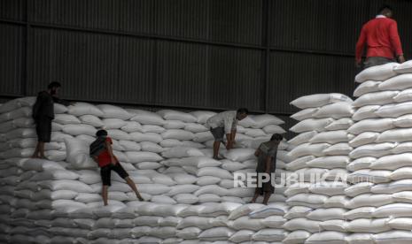 Pekerja mengangkut karung berisi beras di gudang Bulog (ilustrasi). Badan Urusan Logistik (Bulog) Kalimantan Selatan menghadapi Ramadhan dan Idul Fitri 1443 Hijiriah menyiapkan stok beras sebanyak 10 ribu ton.