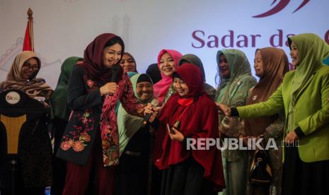 Kepala Eksekutif Pengawas Perilaku Pelaku Usaha Jasa Keuangan, Edukasi dan Perlindungan Konsumen OJK Friderica Widyasari Dewi (kedua kiri) berbincang dengan peserta SiCantikS.