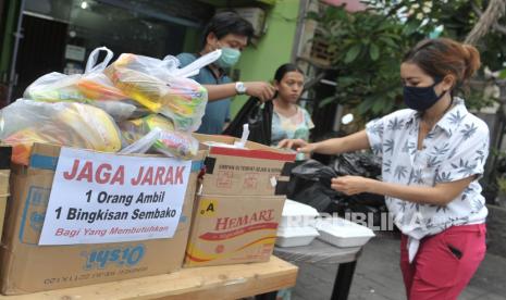 Warga menyiapkan paket sembako yang akan dibagikan kepada orang yang terdampak covid-19. ilustrasi