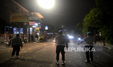 Aparat Kepolisian masih berjaga di pertigaan Jalan Taman Siswa, Yogyakarta, Ahad (5/6/2023) malam. Diketahui bahwa pada Ahad (5/6/2023) terjadi tawuran antara massa dengan warga. lokasi kejadian tawuran di dua titik yakni Jalan Kenari dan Jalan Tamansiswa. Hingga tengah malam aparat masih bersiaga di lokasi Jalan Tamansiswa.