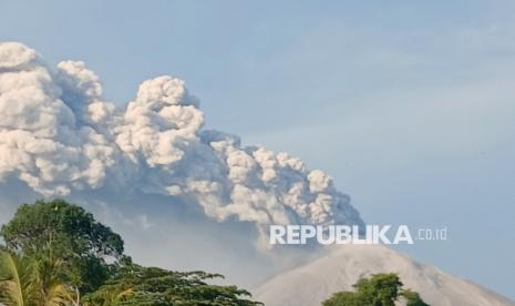 Gunung Lewotobi Laki-Laki mengeluarkan abu vulkanik terlihat dari Desa Nawokote, Kecamatan Wulanggitang, Kabupaten Flores Timur, NTT, Selasa (5/11/2024). 