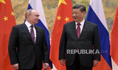  Presiden China Xi Jinping, kanan, dan Presiden Rusia Vladimir Putin berbicara satu sama lain selama pertemuan mereka di Beijing, China, Jumat, 4 Februari 2022. Putin pada hari Jumat tiba di Beijing untuk pembukaan Olimpiade Musim Dingin dan berbicara dengan presidennya. Timpalan China Xi Jinping, karena kedua pemimpin tersebut ingin memproyeksikan diri mereka sebagai penyeimbang bagi AS dan sekutunya.