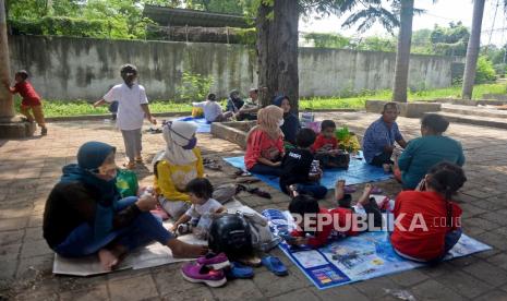 Sejumlah warga yang akan berwisata menikmati makan siang di dekat pintu masuk Taman Impian Jaya Ancol, Jakarta, Sabtu (15/5). Manajemen Taman Impian Jaya Ancol menghentikan sementara operasional kawasannya baik area rekreasi dan wisata Pantai Ancol pada hari ketiga libur Lebaran 1442 Hijriah yakni Sabtu (15/5) untuk dilakukan penyemprotan disinfektan dan evaluasi penguatan protokol kesehatan. Prayogi/Republika.