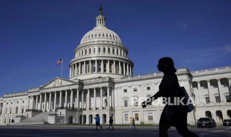 Orang-orang berjalan di luar gedung Capitol AS di Washington (ilustrasi). Ketua House of Representatives AS Kevin McCarthy telah membatalkan peringatan Hari Nakba yang akan digelar di Capitol.