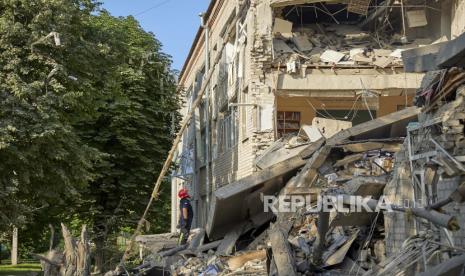 Tim penyelamat Ukraina beristirahat ketika mereka membersihkan puing-puing di sebuah sekolah setelah serangan roket pagi hari di daerah perumahan Kharkiv, Ukraina, 04 Juli 2022. Penembakan Rusia menghancurkan sebuah sekolah menengah di Kharkiv dan menurut kepala Administrasi Militer Daerah Kharkiv Oleh Synehubov tidak ada laporan tentang korban. Kharkiv dan daerah sekitarnya baru-baru ini telah menjadi sasaran peningkatan penembakan dan serangan udara oleh pasukan Rusia.