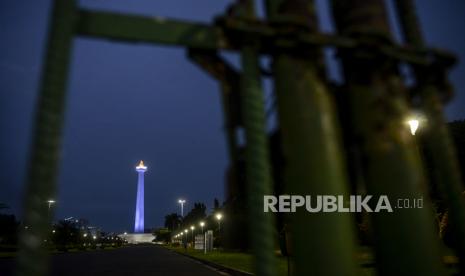 Suasana kawasan Monumen Nasional yang sepi saat masa penutupan di Jakarta, Sabtu (4/4). Pemerintah Provinsi (Pemprov) DKI Jakarta memperpanjang masa penutupan kegiatan operasional industri pariwisata di Ibu Kota selama 17 hari hingga 19 April 2020, untuk meningkatkan kewaspadaan terhadap penularan Covid-19