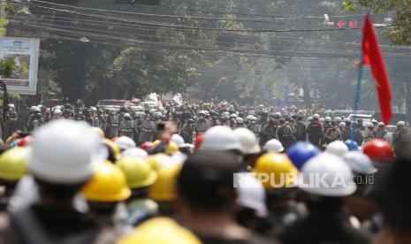  Para pengunjuk rasa menghadapi petugas polisi selama protes terhadap kudeta militer di Yangon, Myanmar, 03 Maret 2021. Menteri luar negeri Perhimpunan Bangsa-Bangsa Asia Tenggara (ASEAN) menyerukan penghentian kekerasan selama pertemuan pada 2 Maret ketika protes berlanjut di tengah ketegangan yang meningkat di negara antara pengunjuk rasa anti-kudeta dan pasukan keamanan.