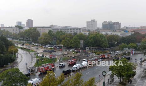 Turkish security forces work at the site of an attack near the Interior Ministry in Ankara, Turkey, 01 October 2023. According to the Turkish Minister of Interior Ali Yerlikaya, two police officers were injured when two people carried a bomb attack outside the ministry