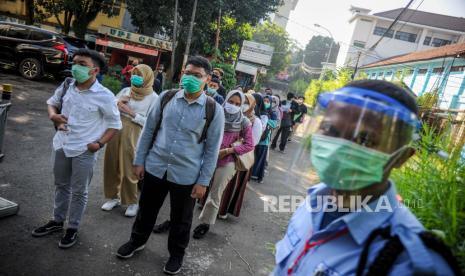 Setelah Lolos SBMPTN, Apa Langkah Selanjutnya?. Sejumlah peserta antre dengan jarak sebelum mengikuti Ujian Tulis Berbasis Komputer (UTBK) Seleksi Bersama Masuk Perguruan Tinggi Negeri (SBMPTN) tahap 1 di Kampus Universitas Pendidikan Indonesia (UPI), Bandung, Jawa Barat, Ahad (5/7/2020). Lembaga Tes Masuk Perguruan Tinggi menerapkan protokol kesehatan selama penyelenggaraan UTBK SBMPTN tahap 1 yang diikuti oleh 579.069 peserta. 