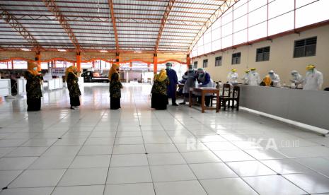 Petugas kesehatan mendata sebelum pengambilan sampel tes usap/ SWAB di Pondok Pesantren Sunan Pandanaran, Sleman, Yogyakarta, Rabu (29/7). Dinas Kesehatan Sleman mengambil sampel tes SWAB untuk 100 tenaga pengajar di Ponpes Sunan Pandanaran. Dan ini diutamakan untuk tenaga pengajar yang berasal dari luar Jogja.