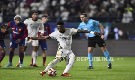 Pemain Real Madrid Vinicius Junior mencetak gol dari titik penalti dengan skor 3-1 pada pertandingan final Piala Super Spanyol antara Real Madrid dan Barcelona di Al Awal Park di Riyadh, Arab Saudi, Senin (15/1/2024) dini hari WIB