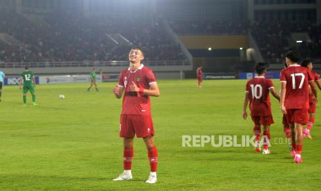 Gelandang Timnas Indonesia, Ivar Jenner melakukan selebrasi usai mencetak gol ke gawang Turkmenistan pada pertandingan babak Kualifikasi Grup K AFC U23 Asian Cup 2024 di Stadion Manahan, Surakarta, Jawa Tengah, Selasa (12/9/2023). Indonesia memastikan lolos ke putaran Final Piala Asia U23 2024 usai mengalahkan Turkmenistan 2-0. Gol Timnas Indonesia dicetak oleh Ivar Jenner dan Pratama Arhan.