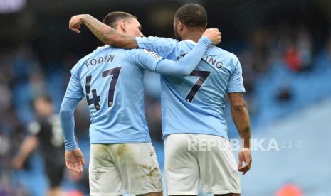 Phil Foden (kiri) and Raheem Sterling (kanan) of Manchester City  pada laga antara Manchester United melawan Everton di Etihad Stadium, Manchester, Inggris, Ahad (23/5) malam.