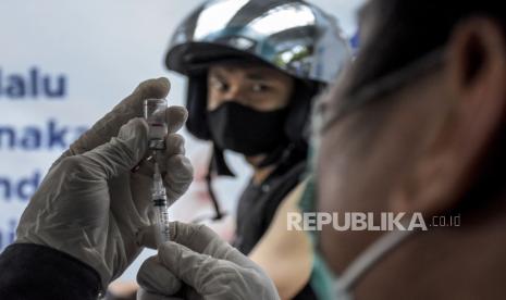 Vaksinator menyiapkan vaksin Covid-19 saat pelaksanaan vaksinasi menggunakan sistem layanan tanpa turun (lantatur) di Taman Tegallega, Kota Bandung, Selasa (9/11). Kementerian Kesehatan merilis, hingga hari ini (9/11) pukul 12.00 WIB jumlah penduduk yang telah divaksinasi Covid-19 dosis pertama mencapai 126.459.285 juta jiwa atau 60,72 persen dari 208.265.720 juta jiwa penduduk sasaran, sedangkan dosis kedua telah mencapai 80.070.525 juta jiwa atau 38,45 persen. Foto: Republika/Abdan Syakura