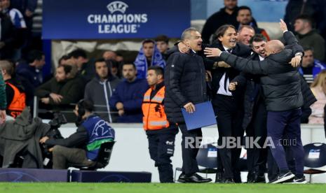 Kepala pelatih Inter Milan Simone Inzaghi dan para stafnya merayakan keberhasilan Nerazzurri lolos ke babak 8 besar Liga Champions, Rabu (15/3/2023). 