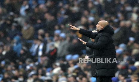 Pelatih kepala Manchester City Pep Guardiola memberikan instruksi kepada para pemainnya selama pertandingan sepak bola Liga Premier Inggris antara Manchester City dan West Ham United di stadion Etihad di Manchester, Inggris, beberapa waktu lalu.