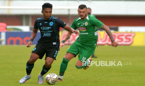 Penyerang PSS Sleman, Yevhen Bokhashvili mengejar bek tenga Arema FC Bagas Adi pada pertandingan lanjutan BRI Liga 1 di Stadion Maguwoharjo, Yogyakarta, Kamis (26/1/2022). Pada pertandingan ini PSS Sleman berhasil memetik poin penuh usai mengalahkan Arema 2-0. Gol PSS Sleman dicetak oleh Irkham Mila dan Yevhen Bokhashvili.