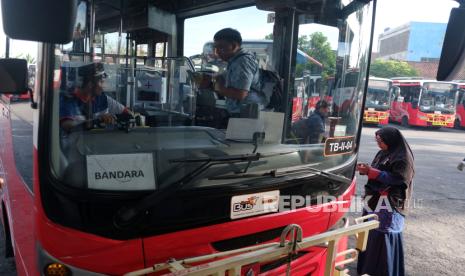 Penumpang memasuki bus Trans Metro Dewata di Terminal Tipe C Ubung, Denpasar, Bali, Rabu (3/4/2024). Organisasi Angkutan Darat (Organda) Bali menyediakan 105 unit bus Trans Metro Dewata untuk melayani para pemudik ke Terminal Tipe A Mengwi dan Bandara I Gusti Ngurah Rai pada arus mudik sekaligus melayani wisatawan saat liburan Lebaran 2024. 