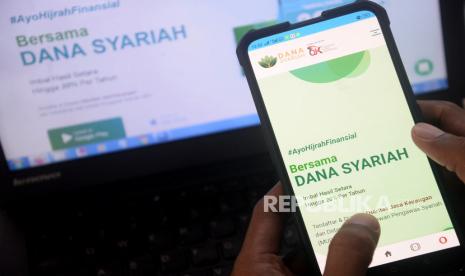 Warga mencoba mengakses salah satu fintech syariah di Jakarta, Indonesia. Fintech syariah segmen teknologi keuangan yang tumbuh paling cepat di negara anggota OKI