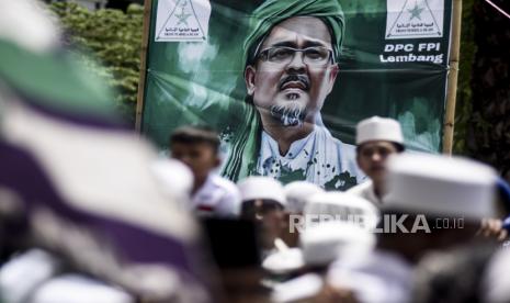 Sejumlah massa dari berbagai organisasi islam menggelar Rapat Akbar Umat Islam Jabar di depan Gedung Sate, Jalan Diponegoro, Kota Bandung, Rabu (4/11). Rapat akbar tersebut dalam rangka persiapan penyambutan Imam Besar Front Pembela Islam (FPI) Muhammad Rizieq Shihab yang rencananya akan tiba di Indonesia pada 10 November mendatang. Foto: Abdan Syakura/Republika